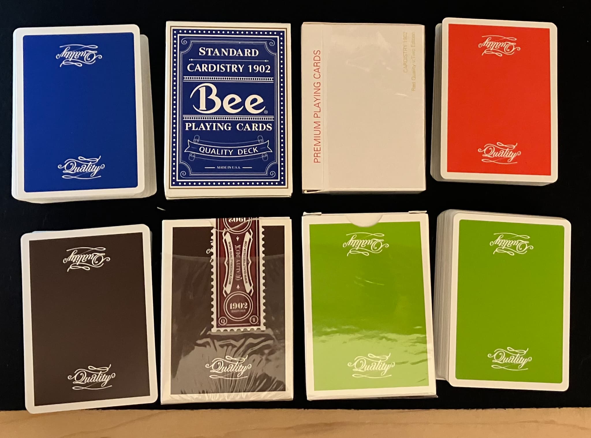 4種類のBeeをケースとともに並べている
